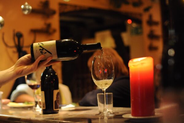 Chi Chardonnay pore dans le verre à vin du restaurant